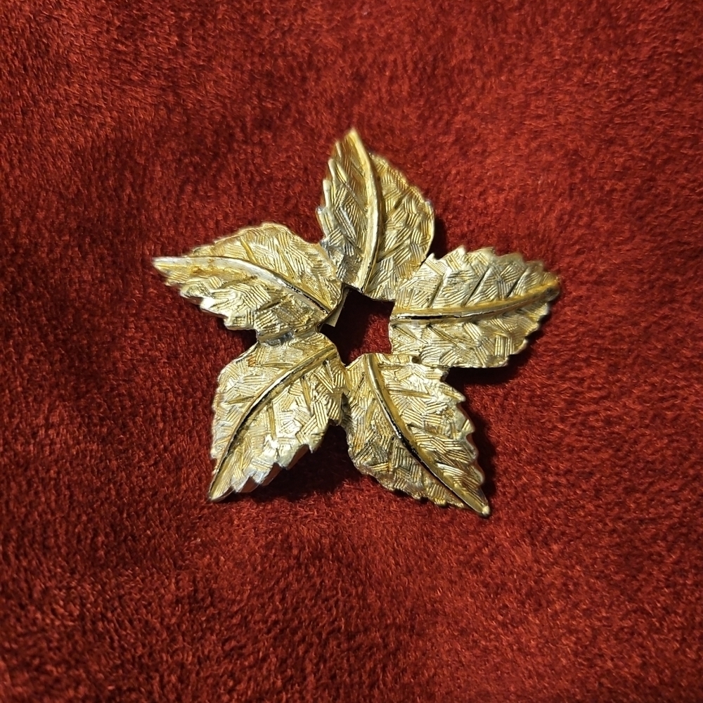 Vintage Beautiful Textured Detail Gold Tone Leaf Brooch Pin